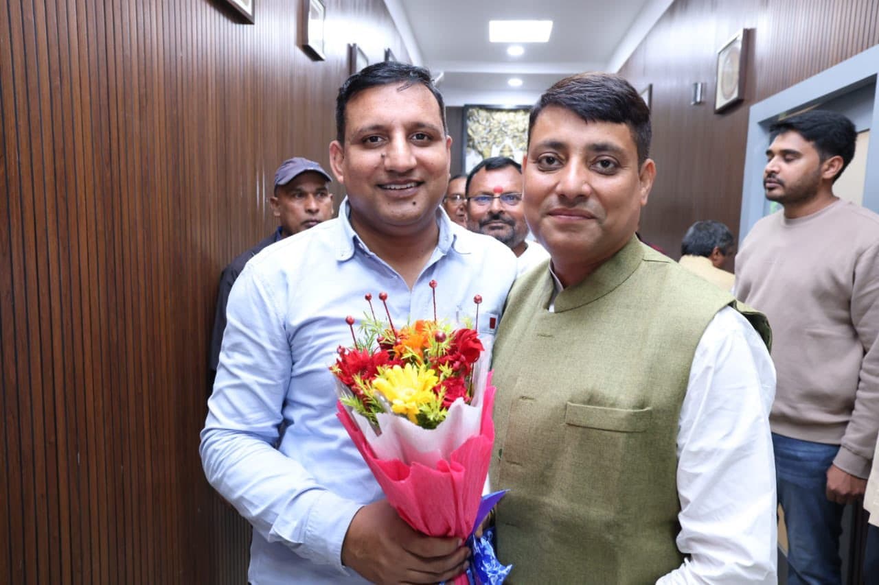 RJD सांसद संजय यादव और विधायक राहुल शर्मा. (संजय के चेहरे पर कोई शिकन नहीं) RJD सांसद संजय यादव और विधायक राहुल शर्मा. (संजय के चेहरे पर कोई शिकन नहीं)