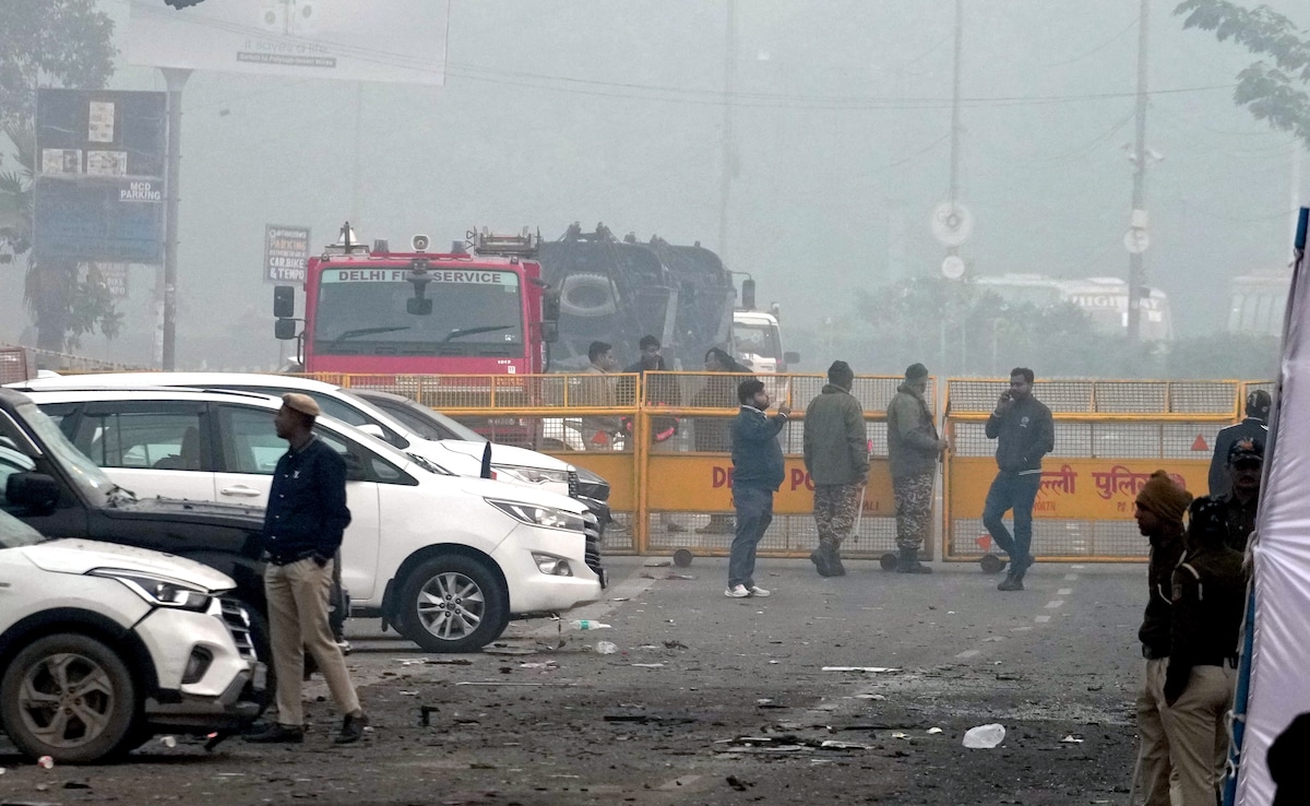 Police personnel stand near barricades as they cordon off the blast site near Red Fort Metro Station. PTI
