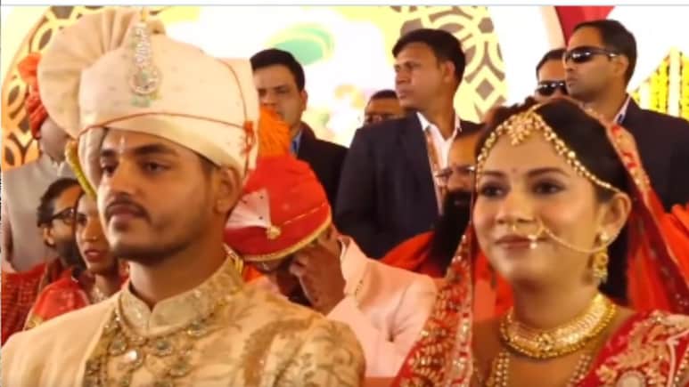 21 दूल्हों के साथ निकली CM मोहन के बेटे की बारात, बरसाए फूल... सामूहिक सम्मेलन में होंगे सात फेरे, ये VIP मेहमान शामिल