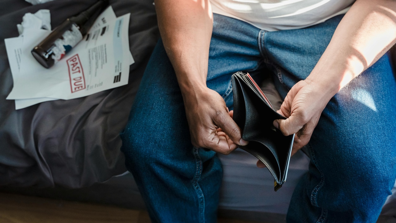 Go for a wallet that does not feel too heavy or lightweight; Go for a wallet that does not feel too heavy or lightweight;