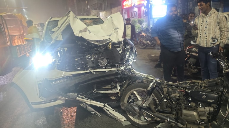 गाजियाबाद में तेज़ रफ्तार इनोवा कार और बाइक की टक्कर, बाइक सवार प्रियांशु की मौत