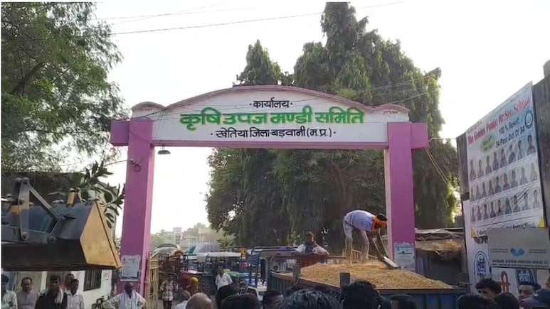 Farmer Protest: 27 घंटे चला चक्का जाम, ठंड में भी जमे रहे किसान, अब 1150 रुपये प्रति क्विंटल पर खरीदा जाएगा मक्का