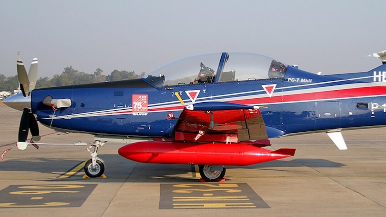 चेन्‍नई में क्रैश हुआ IAF का ट्रेनर जेट, पायलट सुरक्षित देखें वीडियो 