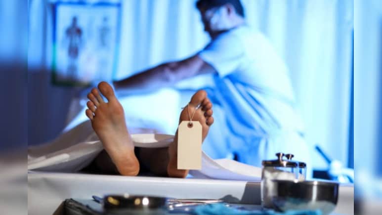 मुर्दाघर के फ्रीजर में अचानक जाग उठी महिला, बाहर निकलने की कोशिश और फिर...