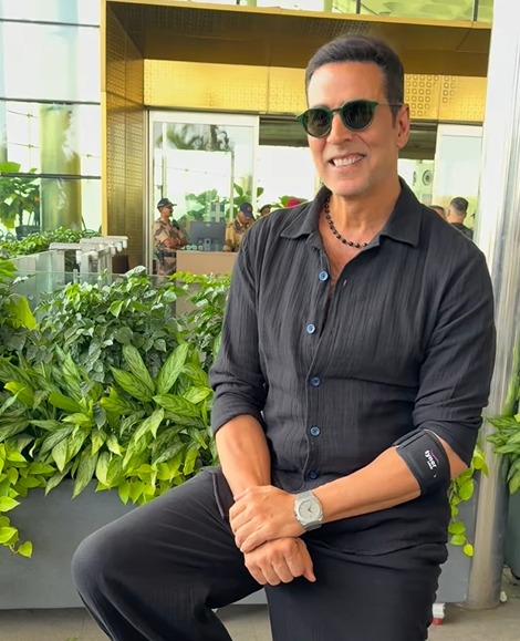 एयरपोर्ट पर पैपाराजी के साथ फ्रेंडली हुए अक्षय कुमार, जमीन पर बैठकर दिए जमकर पोज