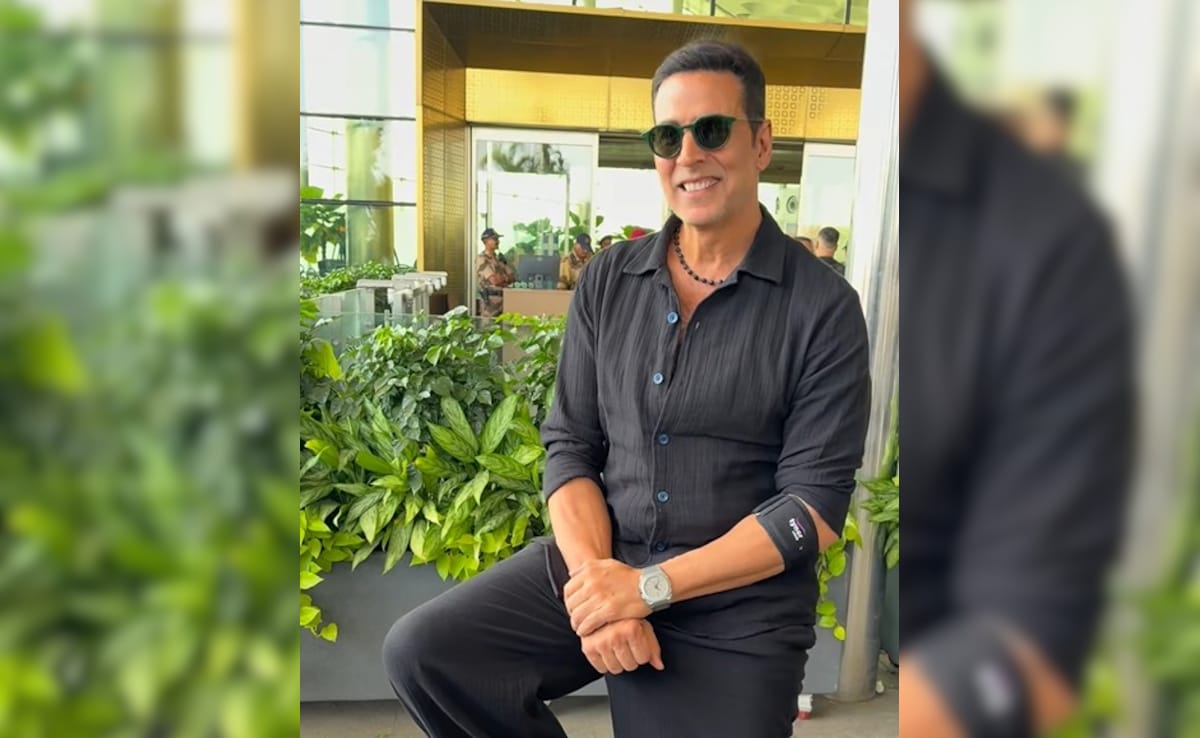 एयरपोर्ट पर पैपाराजी के साथ फ्रेंडली हुए अक्षय कुमार, जमीन पर बैठकर दिए जमकर पोज