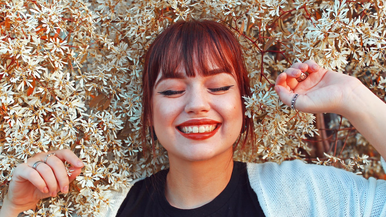 How to Pick Lipstick Shades That Dont Wash You Out Indoors How to Pick Lipstick Shades That Dont Wash You Out Indoors