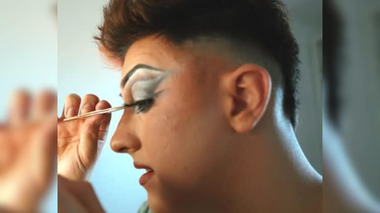 मां बनकर पेंशन लेता रहा राजदुलारा बेटा, कपड़े, मेकअप और बालियां पहनकर रोज करता था ये काम