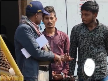 चोरों की VIP ट्रीटमेंट, वाह री पुलिस: जवान ने अपने हाथ से रगड़ी खैनी, फिर आरोपियों को खिलाई 