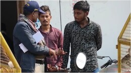 चोरों की VIP ट्रीटमेंट, वाह री पुलिस: जवान ने अपने हाथ से रगड़ी खैनी, फिर आरोपियों को खिलाई&nbsp;