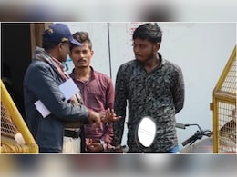 चोरों की VIP ट्रीटमेंट, वाह री पुलिस: जवान ने अपने हाथ से रगड़ी खैनी, फिर आरोपियों को खिलाई 