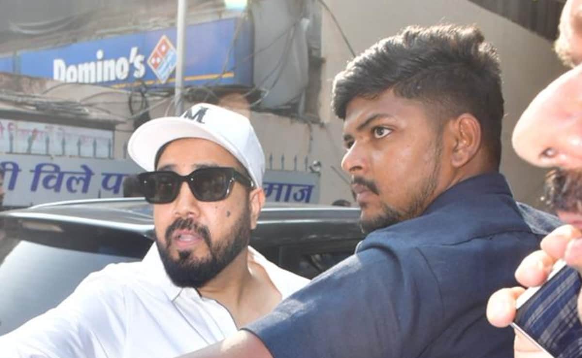 Mika Singh at the crematorium. 
