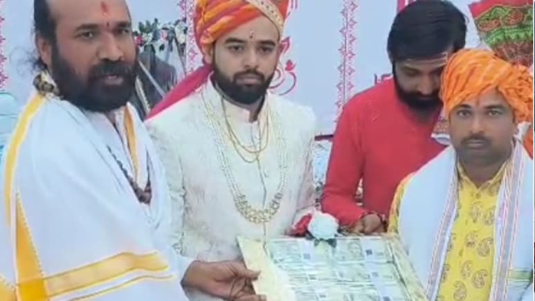 सराहनीय पहल: दूल्हे और उसके पिता ने दहेज में मिले 7 लाख रुपये लौटाए, सिर्फ नारियल और एक रुपए का लिया नेग