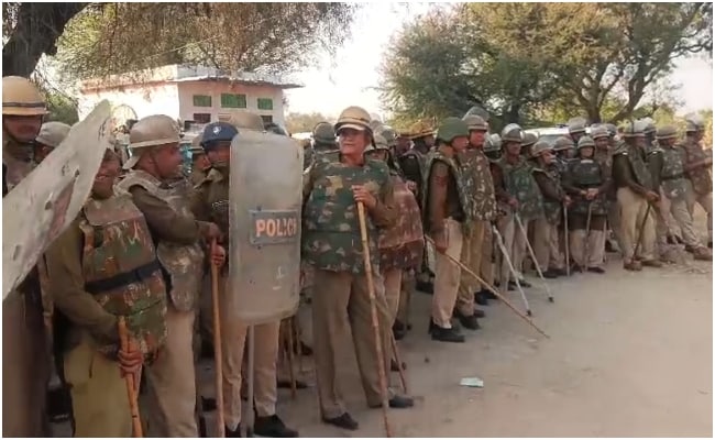 सीकर में अतिक्रमण हटाने की कार्रवाई के दौरान भारी पुलिस बल की तैनाती रही.