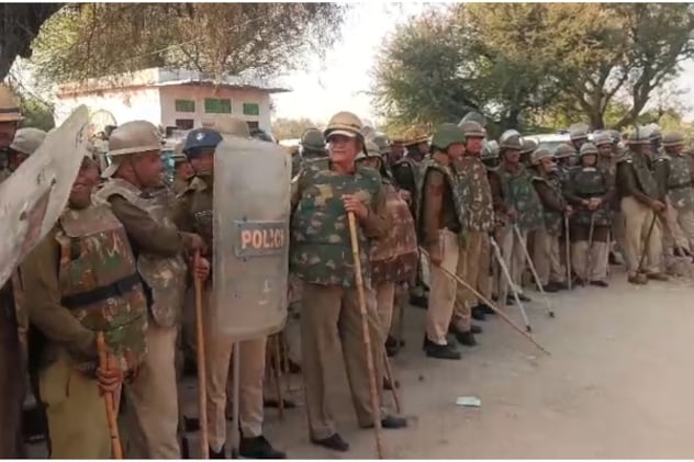 सीकर में अतिक्रमण हटाने की कार्रवाई के दौरान भारी पुलिस बल की तैनाती रही. सीकर में अतिक्रमण हटाने की कार्रवाई के दौरान भारी पुलिस बल की तैनाती रही.