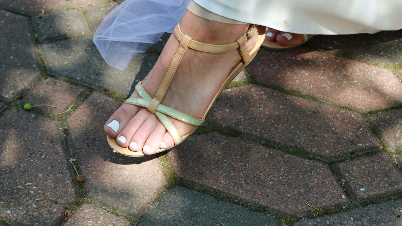 How To Pick Sandals That Go With Everything: A Complete Style Guide