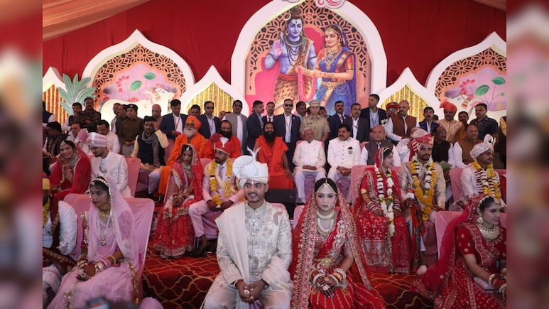 सामूहिक विवाह सम्मेलन के दौरान बंधन में बंधे सीएम मोहन यादव के बेटे अभिमन्यु, बाबा रामदेव ने पढ़े मंत्र, बागेश्वर बाबा बोले इससे शुरू होगा नया प्रचलन