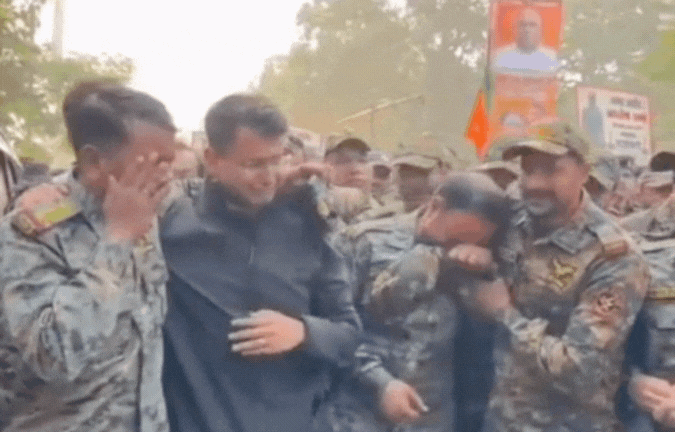 जांबाज शहीद आशीष शर्मा को श्रद्धांजलि, फूट-फूट कर रोये पुलिस अधीक्षक- VIDEO