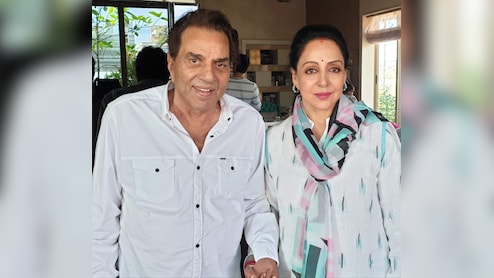 धर्मेंद्र को भूल नहीं पा रहीं हेमा मालिनी, बैक टू बैक शेयर कर रहीं तस्वीरें, बोलीं- परिवार के साथ...