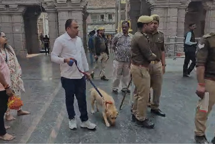 मंदिर परिसर की जांच में लगे जवान.