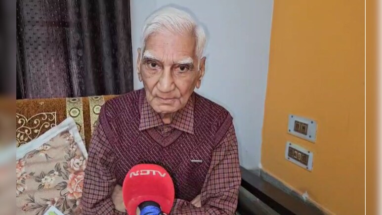 पहले ट्रेन छूटी, फिर शुरू हुई कानूनी जंग, 81 साल के बुजुर्ग ने 12 साल बाद जीती, रेलवे कभी नहीं भूलेगा &nbsp;