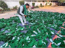 NDA के तूफान में बुझी लालटेन, जमीन पर पड़े आरजेडी के झंडे, पार्टी में मायूसी