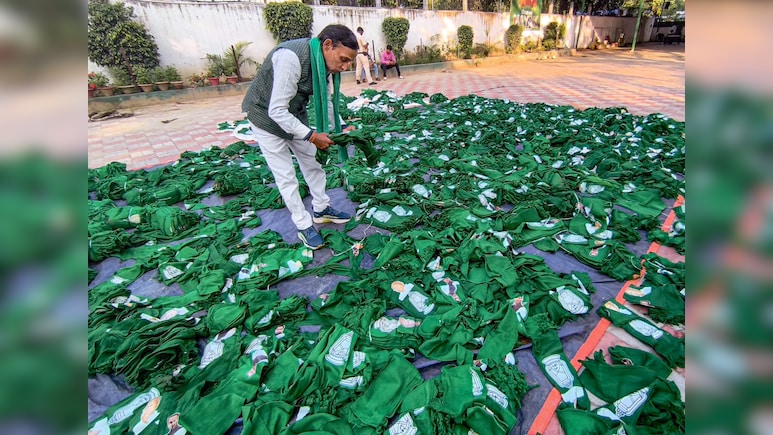 NDA के तूफान में बुझी लालटेन, जमीन पर पड़े आरजेडी के झंडे, पार्टी में मायूसी