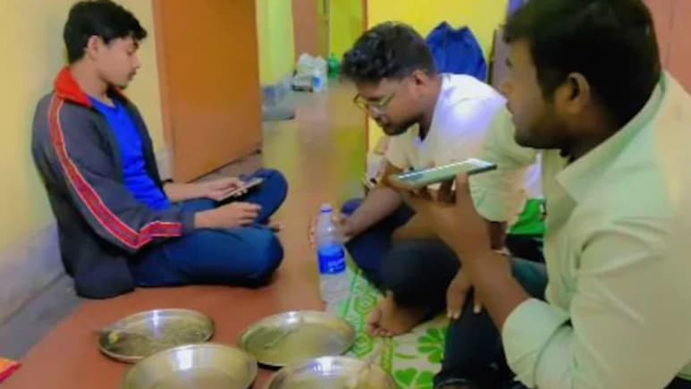 4 मित्रांनी ढेकर येईपर्यंत मॅगी खाल्ली,आता भांडी कोण घासणार? Google Gemini चं उत्तर ऐकून तुम्हीही लोटपोट हसाल