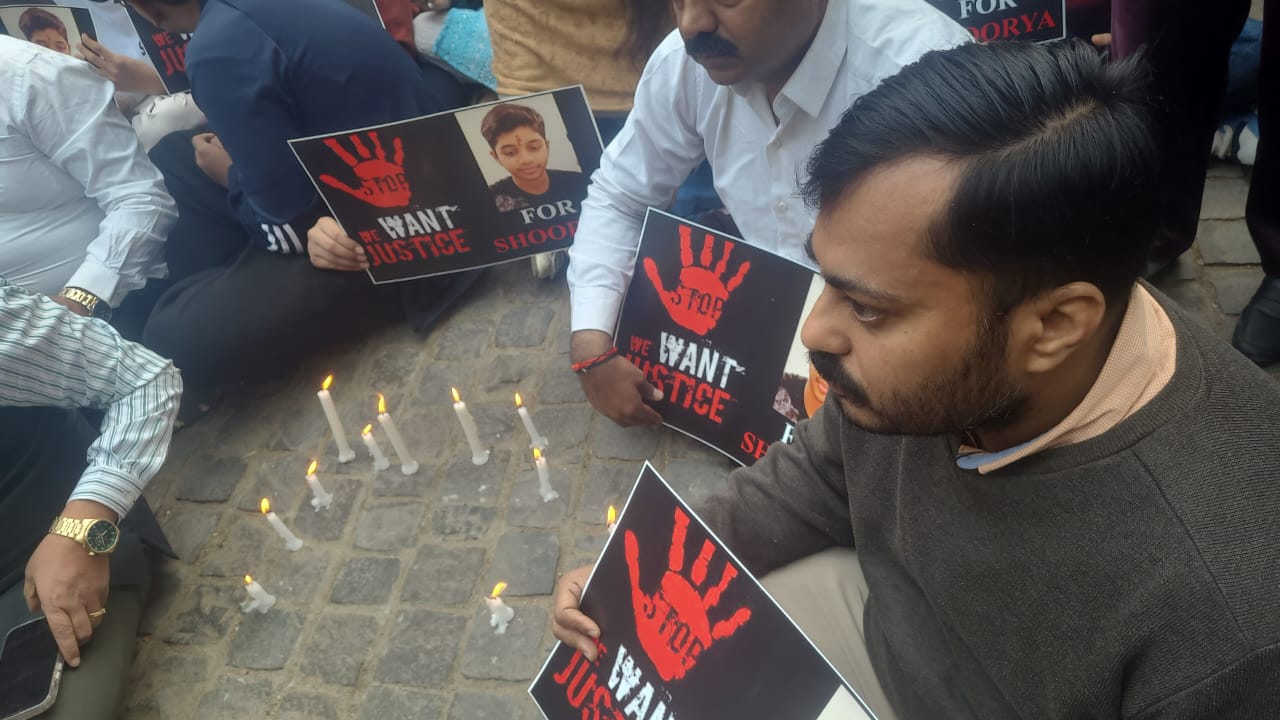 'हर छोटी बात पर डांटते थे, स्कूल ने मेरे बेटे को मार डाला...' 10वीं के छात्र ने किया सुसाइड, परिवार का छलका दर्द