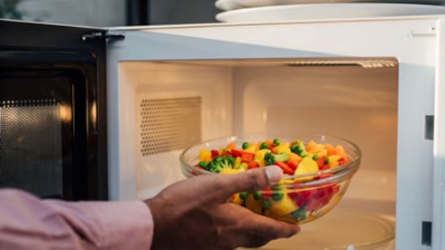 भोजन को बार-बार गर्म करना स्वास्थ्य के लिए हानिकारक, जानें क्या कहता है आयुर्वेद