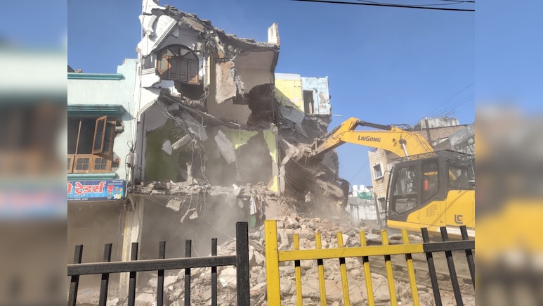 बेगमबाग में फिर गरजा बुलडोजर, UDA ने 12 मकान किए ध्वस्त, भूखंडों की लीज निरस्त होने पर की कार्रवाई