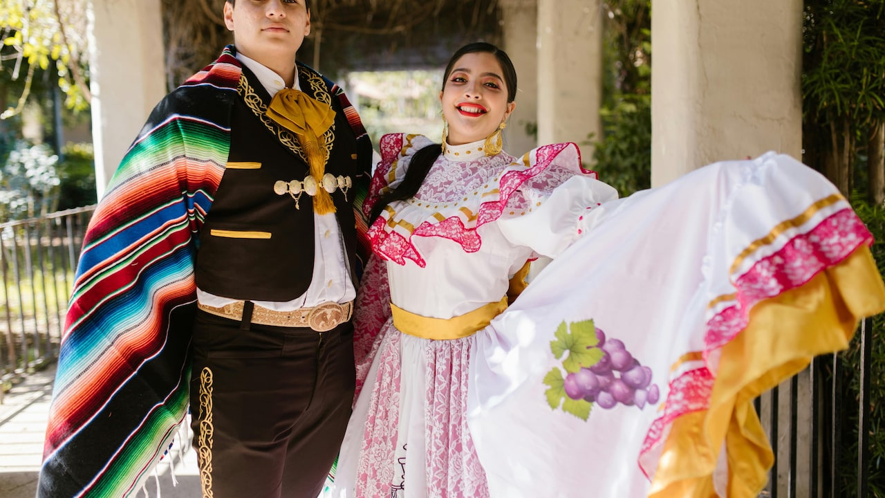 How To Drape Shawls: Styles That Look Elegant And Stay Secure How To Drape Shawls: Styles That Look Elegant And Stay Secure