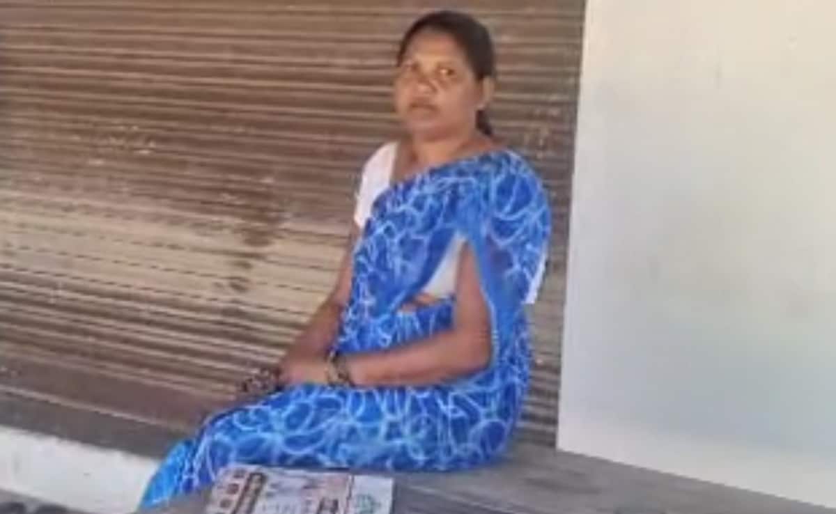 ईसाई धर्म अपनाने वाली आंगनवाड़ी सहायिका केशर नरेटी. इनका कहना है कि वो अब अपने मूल धर्म में वापस नहीं लौटेंगी. ईसाई धर्म अपनाने वाली आंगनवाड़ी सहायिका केशर नरेटी. इनका कहना है कि वो अब अपने मूल धर्म में वापस नहीं लौटेंगी.