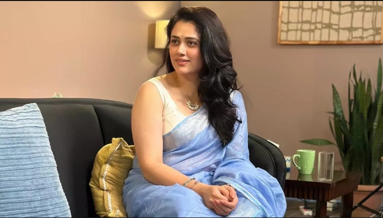 एक्स पर छाई नीली साड़ी वाली यह हसीना, सिडनी स्वीनी और मोनिका बेलुची से किया जा रहा है कंपेयर, भारत का जवाब...