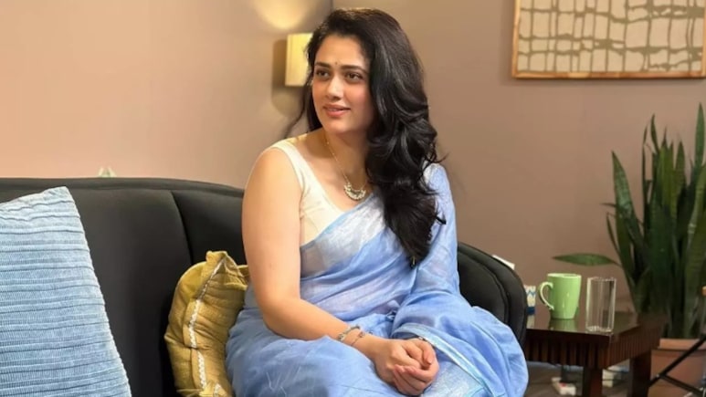 एक्स पर छाई नीली साड़ी वाली यह हसीना, सिडनी स्वीनी और मोनिका बेलुची से किया जा रहा है कंपेयर, भारत का जवाब...