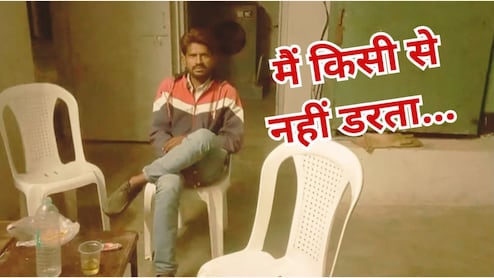 अकड़ तो दखिए... टांग पर टांग, सामने शराब का गिलास और जुबान पर धमकी! बुधनी के ऑफिस में रात में अय्याशी