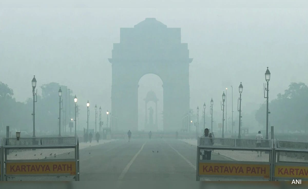 Delhi Chokes As Air Quality Remains In 'Very Poor' Category Delhi Chokes As Air Quality Remains In 'Very Poor' Category