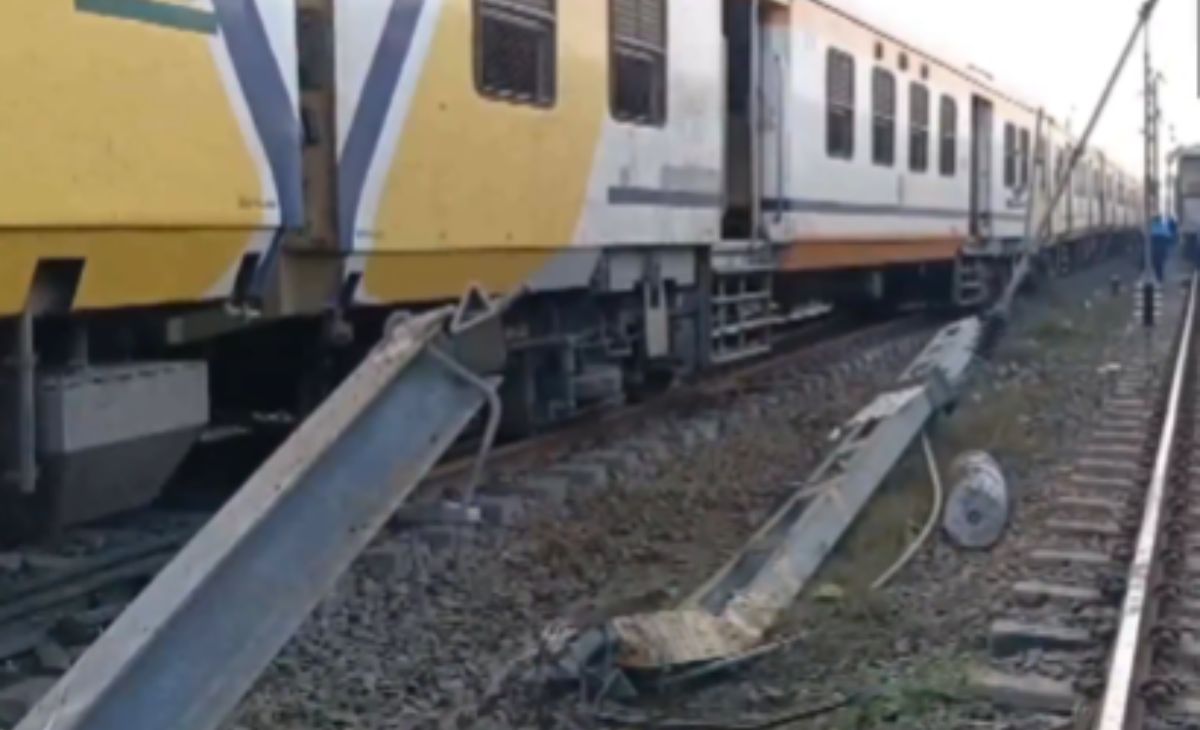 Passenger Train Derailment in Jharkhand: Two Coaches Overturn Near Dumka Station