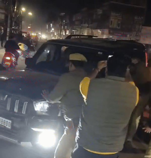 स्कॉर्पियो चढ़ाकर भाग रहे थे दबंग, पुलिस ने सिखाया ऐसा सबक जो जिंदगीभर याद रहेगा