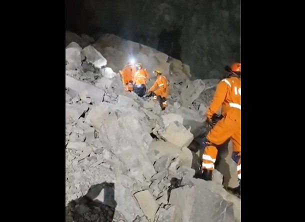 UP: सोनभद्र खनन हादसे में 15 लोगों के फंसे होने की आशंका, 1 शव बरामद