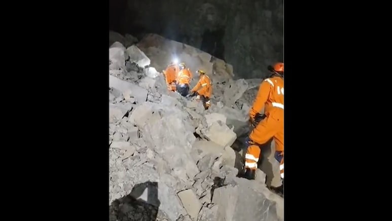 UP के सोनभद्र में हुआ दर्दनाक खनन हादसा, 15 मजदूरों के फंसे होने की आशंका, 1 शव बरामद
