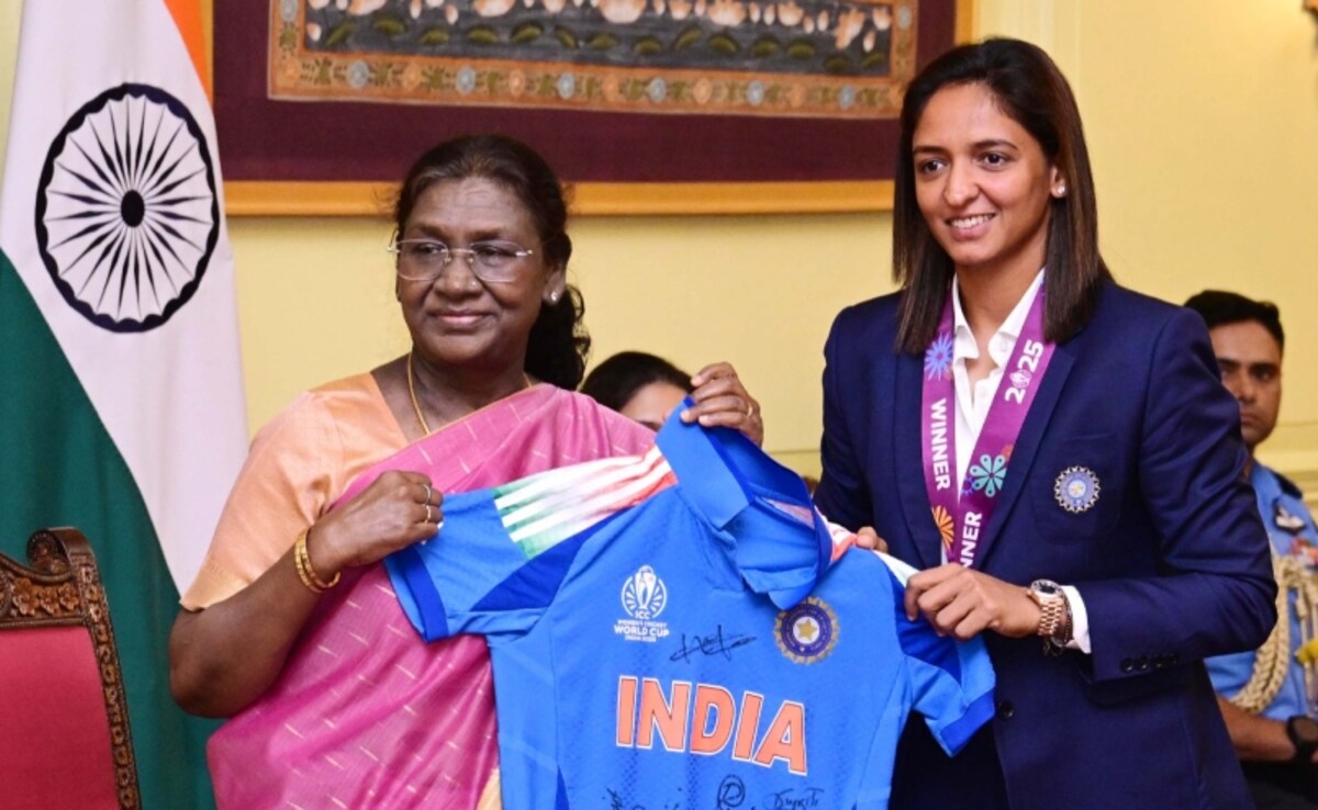 Indian Womens Cricket Team Presents President Droupadi Murmu Signed Womens World Cup Jersey