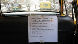 Cab Driver : 'भैय्या' म्हणू नका... ' कॅब ड्रायव्हरने कारमध्ये प्रवाशांसाठी लावले 6 'कडक' नियम, चर्चा तर होणारच!