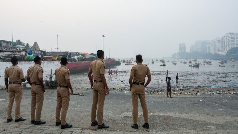 दिल्ली के बाद मुंबई की हवा में भी घुटने लगा दम, कई इलाकों में AQI 300 पार, हवा में छाई धुंध की चादर