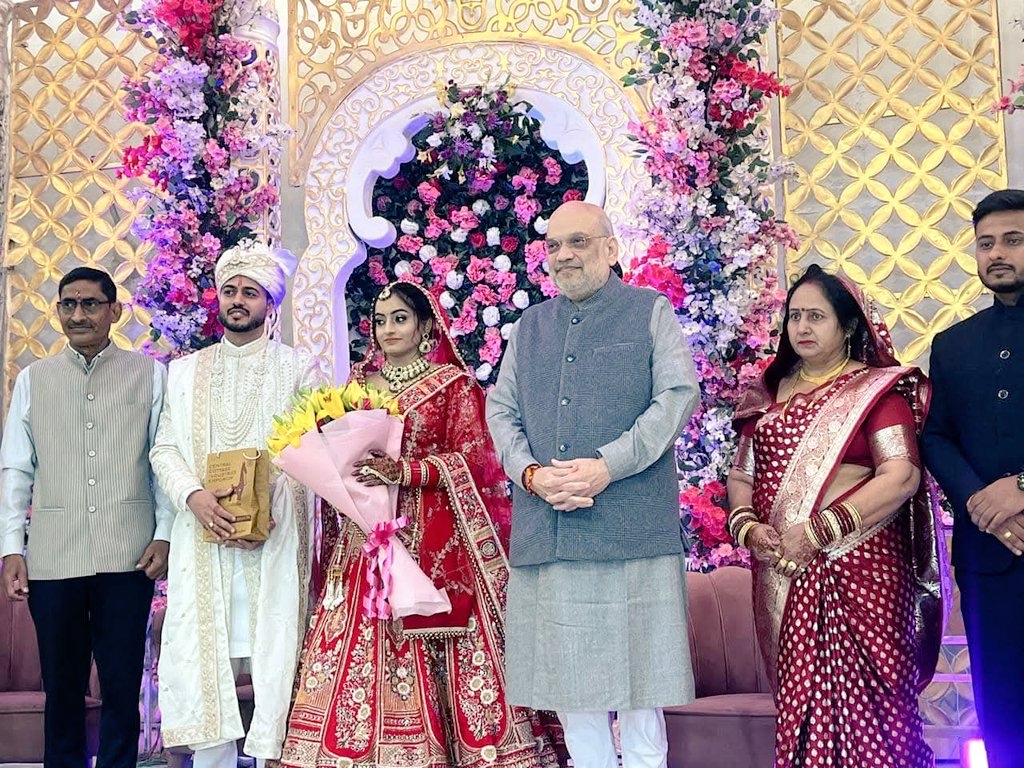 बीजेपी कार्यालय के टाइपिस्ट की बेटी की शादी में पहुंचे गृह मंत्री अमित शाह