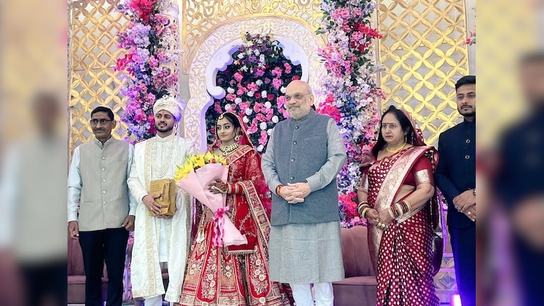 बीजेपी कार्यालय के टाइपिस्ट की बेटी की शादी में पहुंचे गृह मंत्री अमित शाह