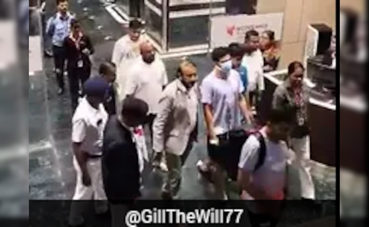 IND vs SA: शुभमन गिल को मिली अस्पताल से छुट्टी, वायरल वीडियो में कुछ ऐसा दिखा कप्तान का हाल