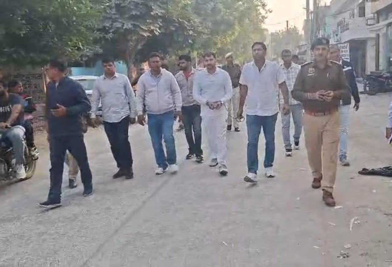 निकाल दी सारी हेकड़ी.... हिसार पुलिस ने गैंगस्टर को बेड़ियां लगाकर पूरे बाजार में घुमाया