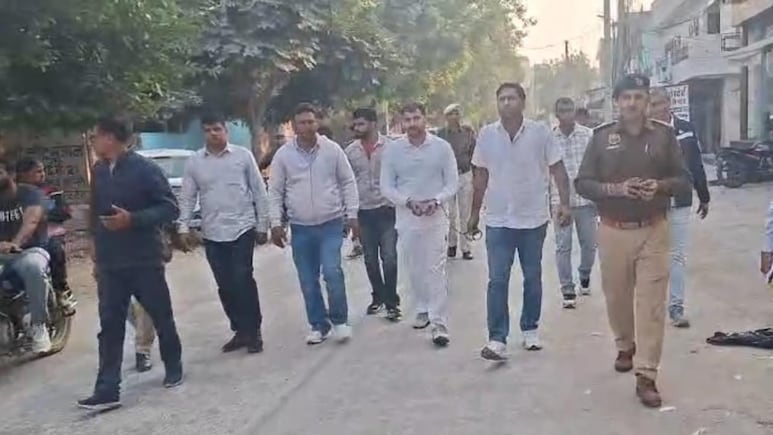 निकाल दी सारी हेकड़ी.... हिसार पुलिस ने गैंगस्टर को बेड़ियां लगाकर पूरे बाजार में घुमाया