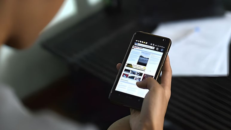 Smartphone Tips: तुमचा स्मार्टफोन हॅक झालाय का? ही 5 लक्षणे ओळखा आणि मोठा धोका टाळा